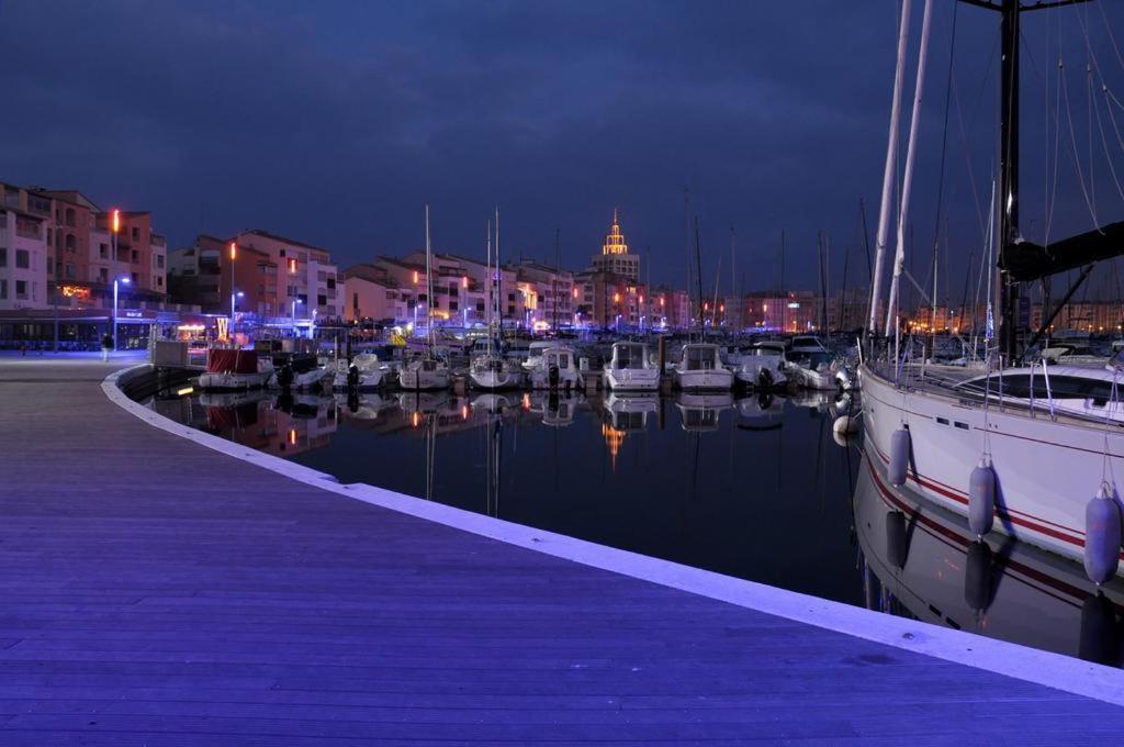 Studio Cabine Vue Port Avec Parking Prive, Piscine, Parc, Boulodrome Agde Luaran gambar